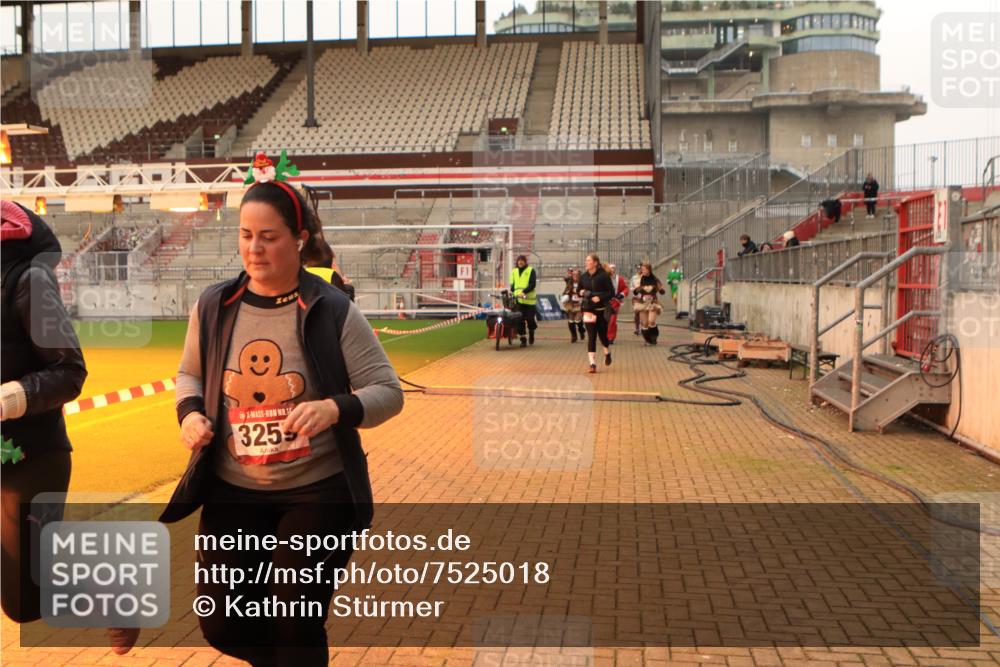 08.12.2024 - St. Pauli X-Mass-Run No. 14 Kathrin Stürmer Photography http://msf.ph/oto/7525018 08.12.2024 10:06:13 Ziel 78, 621, 696, 698, 1013, 1016, 1424, 2003, 3257, 3259 meine-sportfotos.de