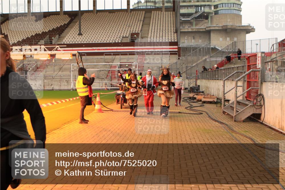 08.12.2024 - St. Pauli X-Mass-Run No. 14 Kathrin Stürmer Photography http://msf.ph/oto/7525020 08.12.2024 10:06:17 Ziel 78, 621, 696, 698, 795, 885, 1424, 1786, 2003, 3257, 3259 meine-sportfotos.de