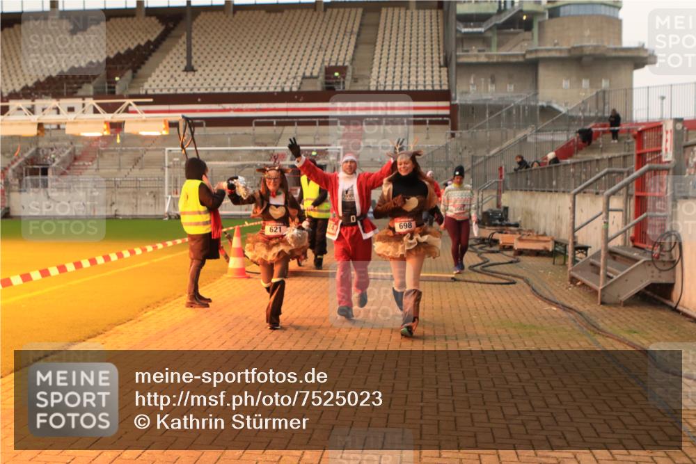 08.12.2024 - St. Pauli X-Mass-Run No. 14 Kathrin Stürmer Photography http://msf.ph/oto/7525023 08.12.2024 10:06:19 Ziel 78, 621, 696, 698, 795, 885, 890, 1424, 1786, 2003, 3083, 3257, 3259 meine-sportfotos.de