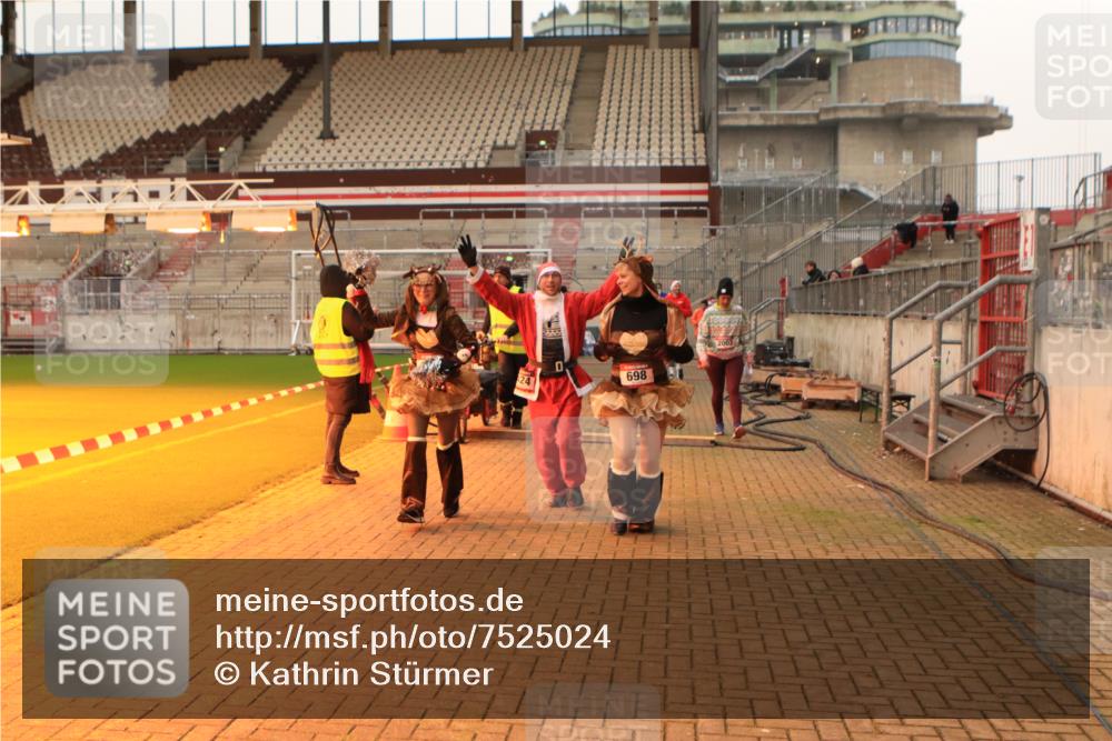 08.12.2024 - St. Pauli X-Mass-Run No. 14 Kathrin Stürmer Photography http://msf.ph/oto/7525024 08.12.2024 10:06:19 Ziel 78, 621, 696, 698, 795, 885, 890, 1424, 1786, 2003, 3083, 3257, 3259 meine-sportfotos.de