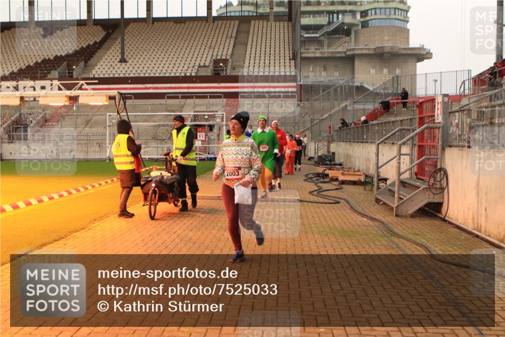 08.12.2024 - St. Pauli X-Mass-Run No. 14 Kathrin Stürmer Photography http://msf.ph/oto/7525033 08.12.2024 10:06:22 Ziel 78, 621, 698, 719, 795, 885, 890, 1424, 1786, 2003, 2751, 2755, 3083, 3343 meine-sportfotos.de