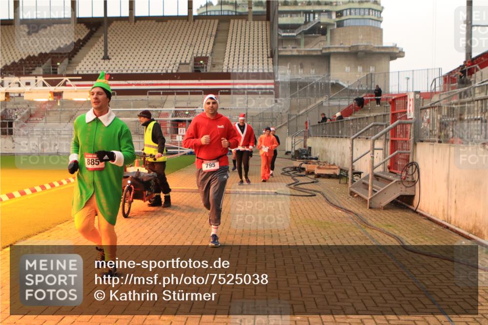 08.12.2024 - St. Pauli X-Mass-Run No. 14 Kathrin Stürmer Photography http://msf.ph/oto/7525038 08.12.2024 10:06:24 Ziel 78, 621, 698, 719, 795, 885, 890, 1424, 1786, 1940, 2003, 2062, 2751, 2755, 3083, 3337, 3343 meine-sportfotos.de