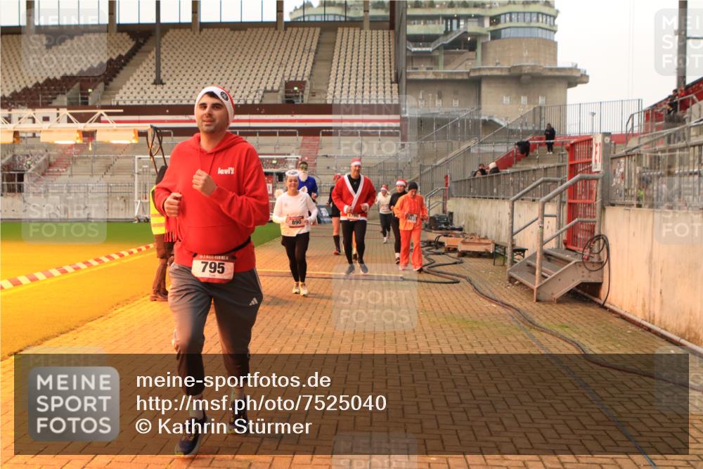08.12.2024 - St. Pauli X-Mass-Run No. 14 Kathrin Stürmer Photography http://msf.ph/oto/7525040 08.12.2024 10:06:25 Ziel 78, 621, 698, 719, 795, 885, 890, 1424, 1786, 1940, 2003, 2062, 2751, 2755, 3083, 3337, 3343 meine-sportfotos.de