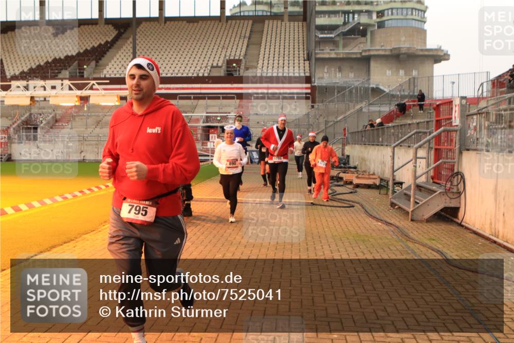 08.12.2024 - St. Pauli X-Mass-Run No. 14 Kathrin Stürmer Photography http://msf.ph/oto/7525041 08.12.2024 10:06:26 Ziel 78, 621, 698, 719, 795, 885, 890, 1424, 1786, 1940, 2003, 2062, 2751, 2755, 3083, 3337, 3343 meine-sportfotos.de