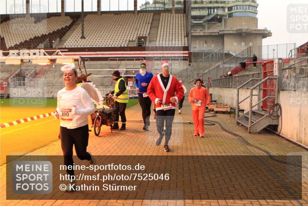 08.12.2024 - St. Pauli X-Mass-Run No. 14 Kathrin Stürmer Photography http://msf.ph/oto/7525046 08.12.2024 10:06:27 Ziel 78, 621, 698, 719, 795, 885, 890, 1424, 1786, 1940, 2003, 2062, 2751, 2755, 3083, 3337, 3343 meine-sportfotos.de