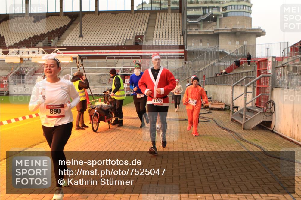 08.12.2024 - St. Pauli X-Mass-Run No. 14 Kathrin Stürmer Photography http://msf.ph/oto/7525047 08.12.2024 10:06:28 Ziel 78, 621, 698, 719, 795, 885, 890, 1424, 1786, 1940, 2003, 2062, 2751, 2755, 3083, 3337, 3343 meine-sportfotos.de