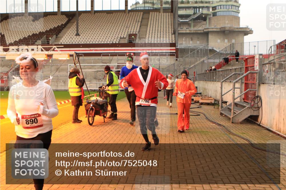 08.12.2024 - St. Pauli X-Mass-Run No. 14 Kathrin Stürmer Photography http://msf.ph/oto/7525048 08.12.2024 10:06:28 Ziel 78, 621, 698, 719, 795, 885, 890, 1424, 1786, 1940, 2003, 2062, 2751, 2755, 3083, 3337, 3343 meine-sportfotos.de
