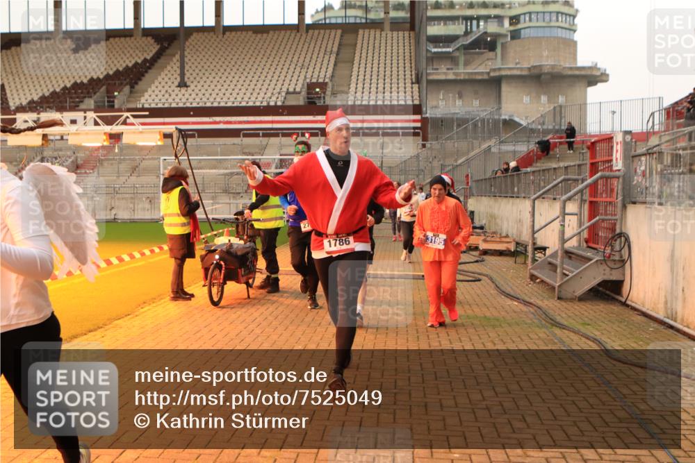 08.12.2024 - St. Pauli X-Mass-Run No. 14 Kathrin Stürmer Photography http://msf.ph/oto/7525049 08.12.2024 10:06:28 Ziel 78, 621, 698, 719, 795, 885, 890, 1424, 1786, 1940, 2003, 2062, 2751, 2755, 3083, 3337, 3343 meine-sportfotos.de
