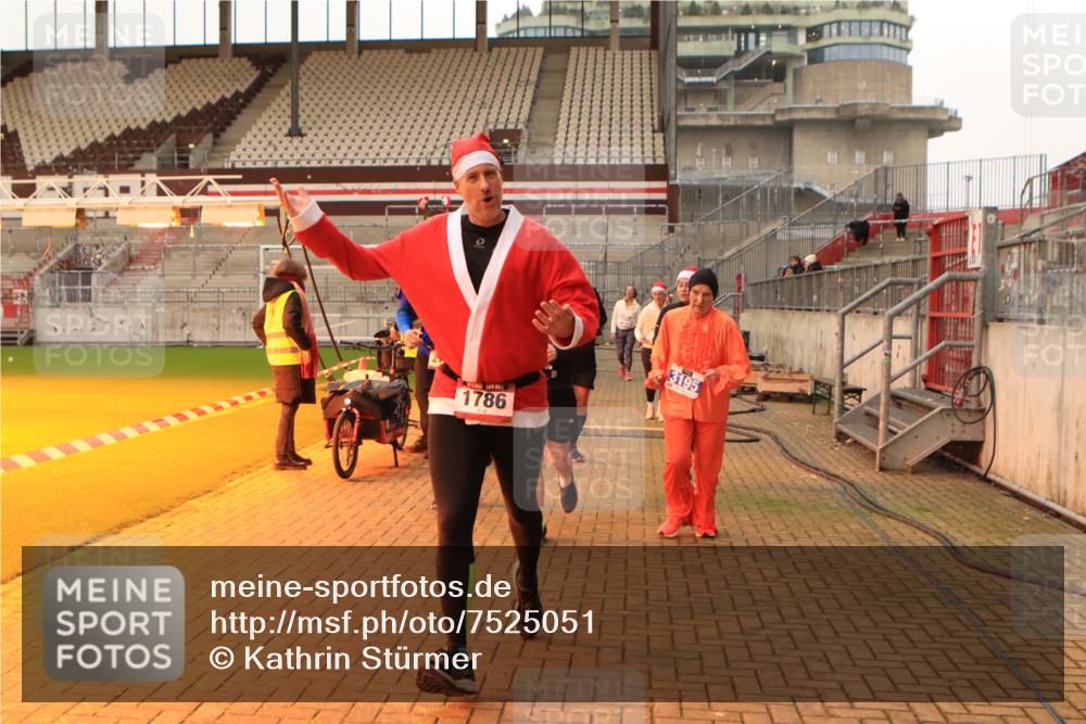 08.12.2024 - St. Pauli X-Mass-Run No. 14 Kathrin Stürmer Photography http://msf.ph/oto/7525051 08.12.2024 10:06:28 Ziel 78, 621, 698, 719, 795, 885, 890, 1424, 1786, 1940, 2003, 2062, 2751, 2755, 3083, 3337, 3343 meine-sportfotos.de