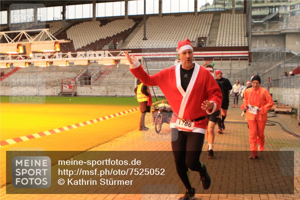 08.12.2024 - St. Pauli X-Mass-Run No. 14 Kathrin Stürmer Photography http://msf.ph/oto/7525052 08.12.2024 10:06:29 Ziel 621, 698, 719, 795, 885, 890, 1424, 1786, 1940, 2003, 2062, 2751, 2755, 3083, 3337, 3343 meine-sportfotos.de