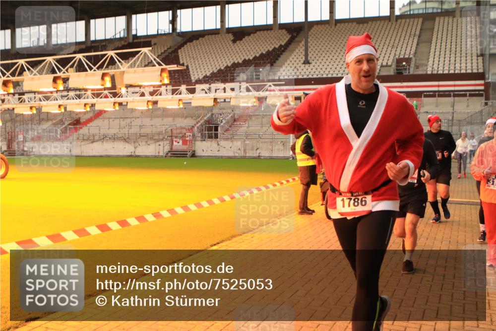 08.12.2024 - St. Pauli X-Mass-Run No. 14 Kathrin Stürmer Photography http://msf.ph/oto/7525053 08.12.2024 10:06:29 Ziel 621, 698, 719, 795, 885, 890, 1424, 1786, 1940, 2003, 2062, 2751, 2755, 3083, 3337, 3343 meine-sportfotos.de