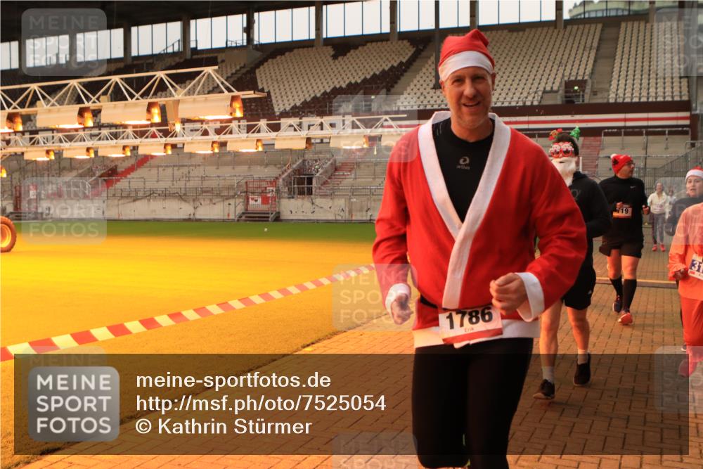 08.12.2024 - St. Pauli X-Mass-Run No. 14 Kathrin Stürmer Photography http://msf.ph/oto/7525054 08.12.2024 10:06:29 Ziel 621, 698, 719, 795, 885, 890, 1424, 1786, 1940, 2003, 2062, 2751, 2755, 3083, 3337, 3343 meine-sportfotos.de