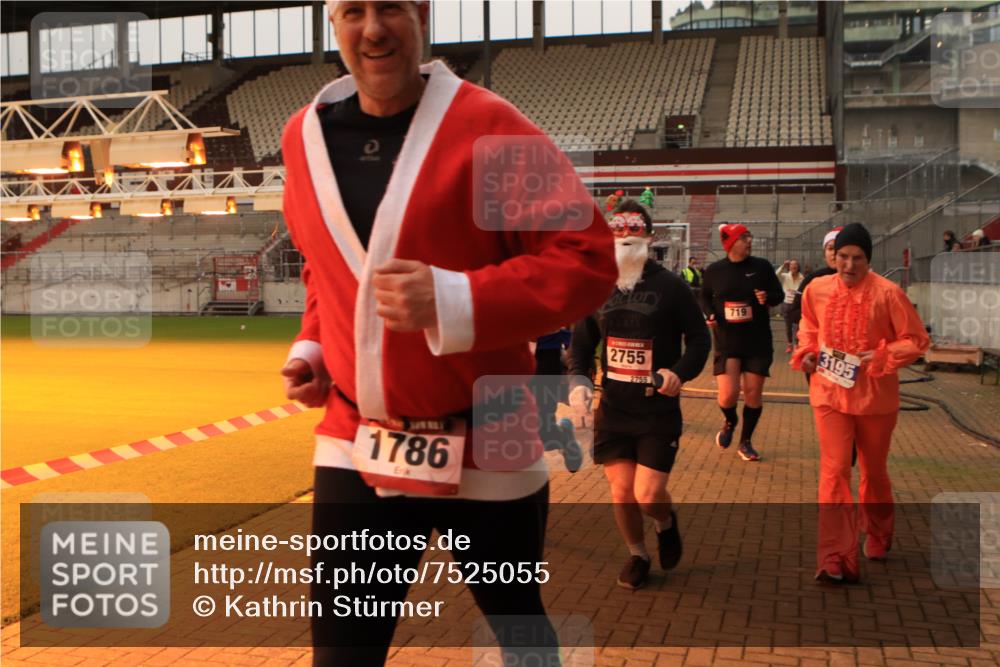 08.12.2024 - St. Pauli X-Mass-Run No. 14 Kathrin Stürmer Photography http://msf.ph/oto/7525055 08.12.2024 10:06:29 Ziel 621, 698, 719, 795, 885, 890, 1424, 1786, 1940, 2003, 2062, 2751, 2755, 3083, 3337, 3343 meine-sportfotos.de