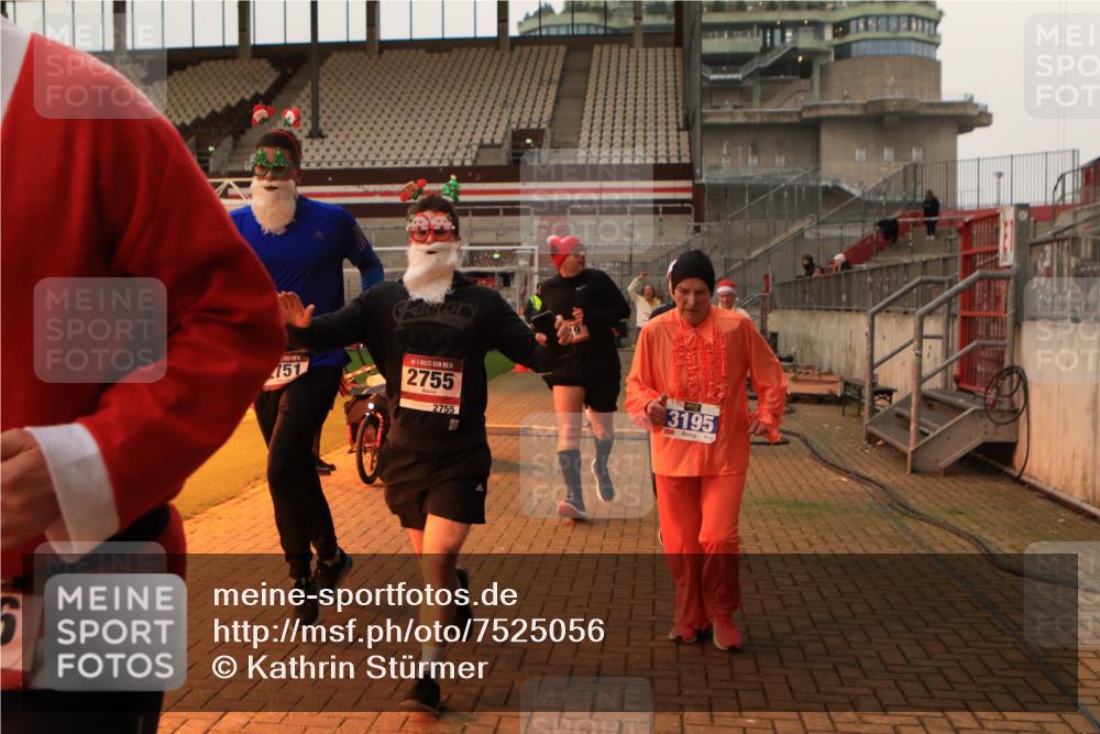 08.12.2024 - St. Pauli X-Mass-Run No. 14 Kathrin Stürmer Photography http://msf.ph/oto/7525056 08.12.2024 10:06:29 Ziel 621, 698, 719, 795, 885, 890, 1424, 1786, 1940, 2003, 2062, 2751, 2755, 3083, 3337, 3343 meine-sportfotos.de