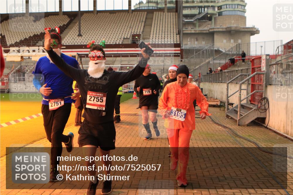 08.12.2024 - St. Pauli X-Mass-Run No. 14 Kathrin Stürmer Photography http://msf.ph/oto/7525057 08.12.2024 10:06:30 Ziel 151, 621, 698, 719, 795, 885, 890, 1424, 1786, 1940, 2003, 2062, 2346, 2751, 2755, 3083, 3337, 3343 meine-sportfotos.de