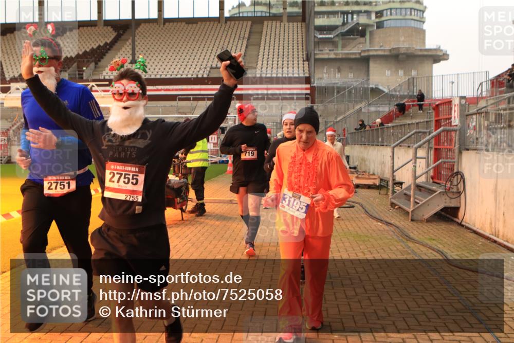 08.12.2024 - St. Pauli X-Mass-Run No. 14 Kathrin Stürmer Photography http://msf.ph/oto/7525058 08.12.2024 10:06:30 Ziel 151, 621, 698, 719, 795, 885, 890, 1424, 1786, 1940, 2003, 2062, 2346, 2751, 2755, 3083, 3337, 3343 meine-sportfotos.de