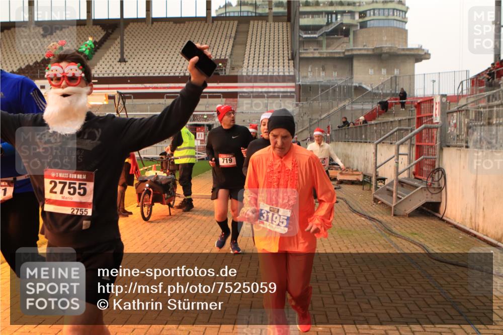 08.12.2024 - St. Pauli X-Mass-Run No. 14 Kathrin Stürmer Photography http://msf.ph/oto/7525059 08.12.2024 10:06:30 Ziel 151, 621, 698, 719, 795, 885, 890, 1424, 1786, 1940, 2003, 2062, 2346, 2751, 2755, 3083, 3337, 3343 meine-sportfotos.de