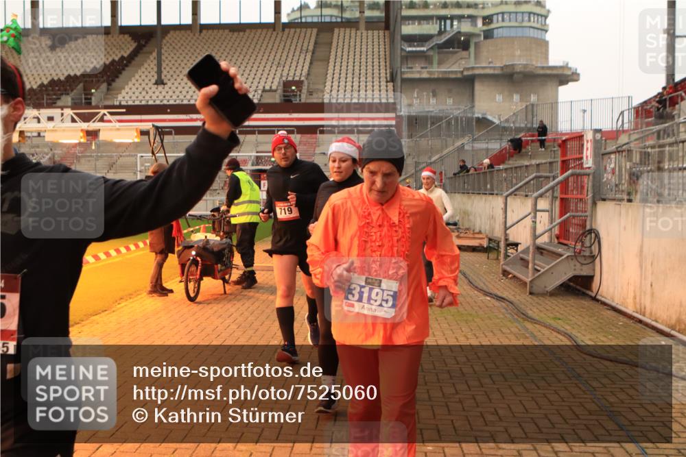 08.12.2024 - St. Pauli X-Mass-Run No. 14 Kathrin Stürmer Photography http://msf.ph/oto/7525060 08.12.2024 10:06:30 Ziel 151, 621, 698, 719, 795, 885, 890, 1424, 1786, 1940, 2003, 2062, 2346, 2751, 2755, 3083, 3337, 3343 meine-sportfotos.de