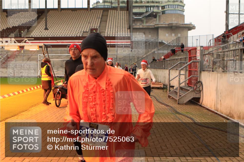 08.12.2024 - St. Pauli X-Mass-Run No. 14 Kathrin Stürmer Photography http://msf.ph/oto/7525063 08.12.2024 10:06:31 Ziel 151, 719, 795, 885, 890, 1786, 1940, 2003, 2062, 2346, 2751, 2755, 3083, 3337, 3343 meine-sportfotos.de