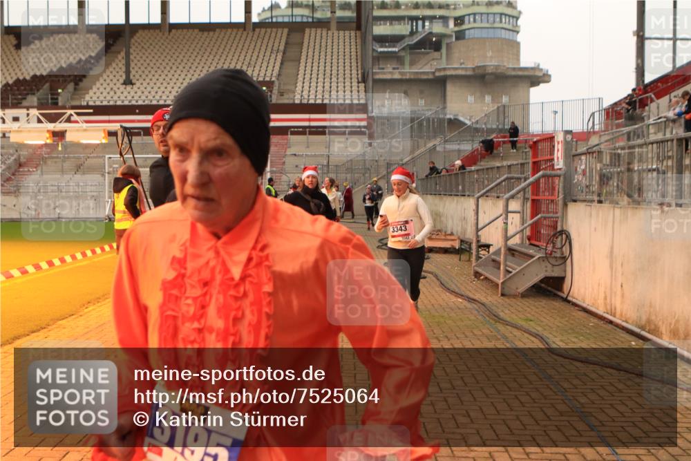 08.12.2024 - St. Pauli X-Mass-Run No. 14 Kathrin Stürmer Photography http://msf.ph/oto/7525064 08.12.2024 10:06:31 Ziel 151, 719, 795, 885, 890, 1786, 1940, 2003, 2062, 2346, 2751, 2755, 3083, 3337, 3343 meine-sportfotos.de