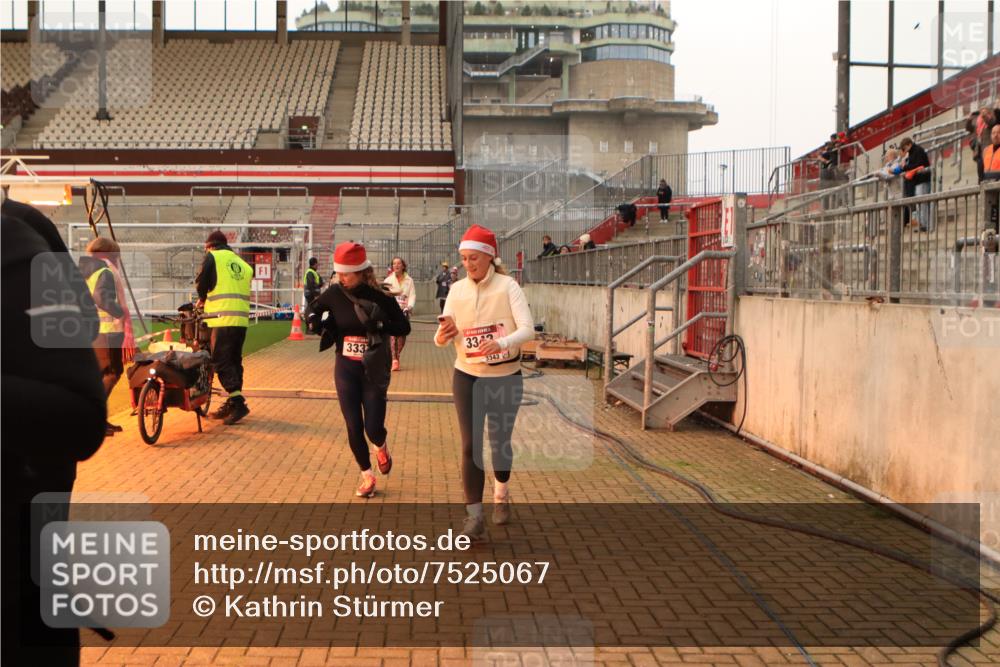 08.12.2024 - St. Pauli X-Mass-Run No. 14 Kathrin Stürmer Photography http://msf.ph/oto/7525067 08.12.2024 10:06:32 Ziel 151, 719, 795, 885, 890, 1786, 1940, 2062, 2346, 2751, 2755, 3083, 3337, 3343 meine-sportfotos.de