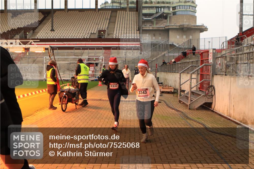 08.12.2024 - St. Pauli X-Mass-Run No. 14 Kathrin Stürmer Photography http://msf.ph/oto/7525068 08.12.2024 10:06:32 Ziel 151, 719, 795, 885, 890, 1786, 1940, 2062, 2346, 2751, 2755, 3083, 3337, 3343 meine-sportfotos.de