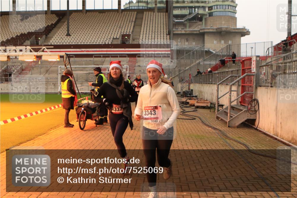 08.12.2024 - St. Pauli X-Mass-Run No. 14 Kathrin Stürmer Photography http://msf.ph/oto/7525069 08.12.2024 10:06:32 Ziel 151, 719, 795, 885, 890, 1786, 1940, 2062, 2346, 2751, 2755, 3083, 3337, 3343 meine-sportfotos.de