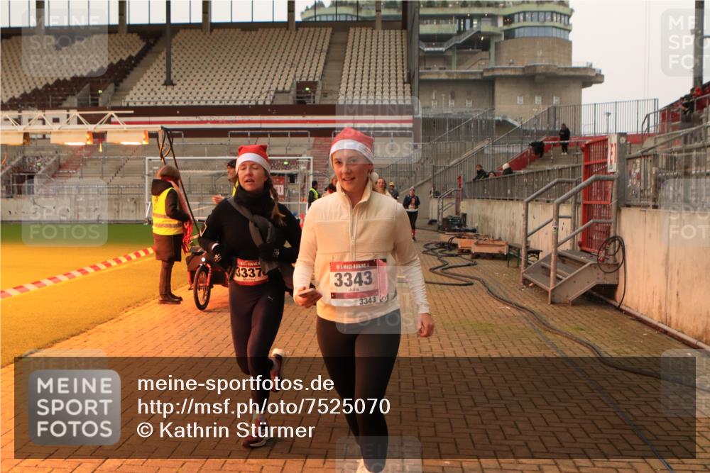08.12.2024 - St. Pauli X-Mass-Run No. 14 Kathrin Stürmer Photography http://msf.ph/oto/7525070 08.12.2024 10:06:33 Ziel 151, 719, 795, 885, 890, 1786, 1940, 2062, 2346, 2751, 2755, 2843, 2861, 3083, 3337, 3343 meine-sportfotos.de