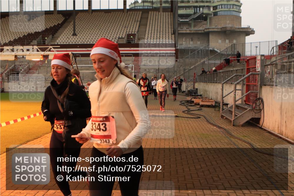 08.12.2024 - St. Pauli X-Mass-Run No. 14 Kathrin Stürmer Photography http://msf.ph/oto/7525072 08.12.2024 10:06:33 Ziel 151, 719, 795, 885, 890, 1786, 1940, 2062, 2346, 2751, 2755, 2843, 2861, 3083, 3337, 3343 meine-sportfotos.de