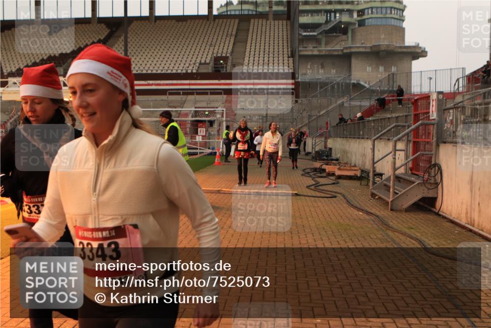 08.12.2024 - St. Pauli X-Mass-Run No. 14 Kathrin Stürmer Photography http://msf.ph/oto/7525073 08.12.2024 10:06:33 Ziel 151, 719, 795, 885, 890, 1786, 1940, 2062, 2346, 2751, 2755, 2843, 2861, 3083, 3337, 3343 meine-sportfotos.de
