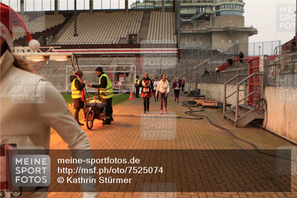 08.12.2024 - St. Pauli X-Mass-Run No. 14 Kathrin Stürmer Photography http://msf.ph/oto/7525074 08.12.2024 10:06:33 Ziel 151, 719, 795, 885, 890, 1786, 1940, 2062, 2346, 2751, 2755, 2843, 2861, 3083, 3337, 3343 meine-sportfotos.de
