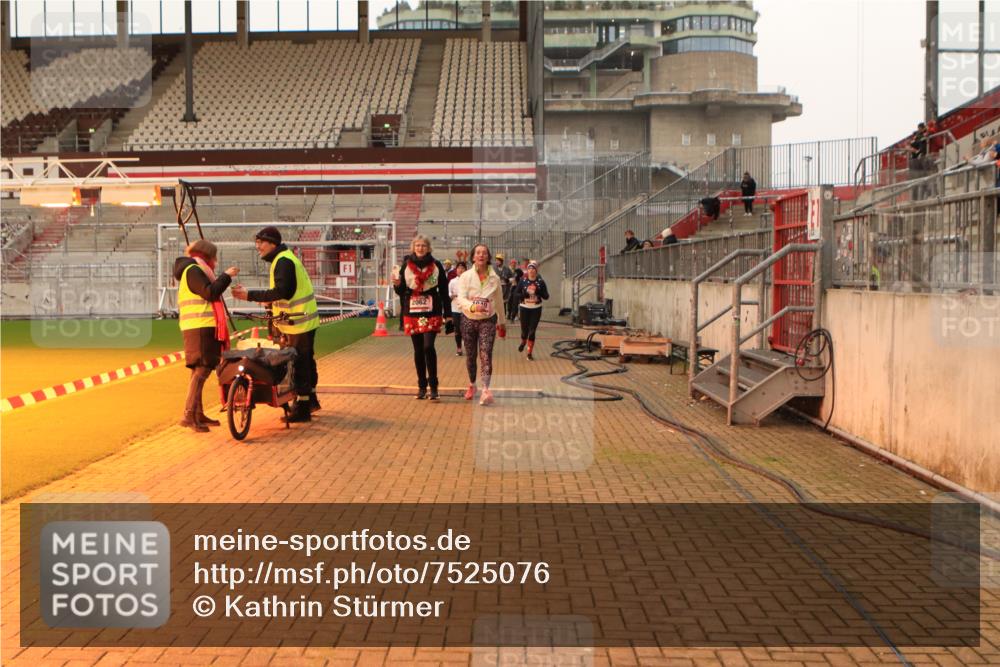 08.12.2024 - St. Pauli X-Mass-Run No. 14 Kathrin Stürmer Photography http://msf.ph/oto/7525076 08.12.2024 10:06:35 Ziel 151, 719, 795, 885, 890, 1786, 1940, 2062, 2208, 2346, 2751, 2755, 2843, 2861, 2888, 3083, 3337, 3343 meine-sportfotos.de