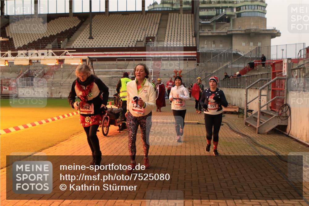 08.12.2024 - St. Pauli X-Mass-Run No. 14 Kathrin Stürmer Photography http://msf.ph/oto/7525080 08.12.2024 10:06:39 Ziel 129, 151, 165, 719, 1720, 1940, 2062, 2208, 2346, 2751, 2755, 2843, 2861, 2888, 3083, 3337, 3343 meine-sportfotos.de