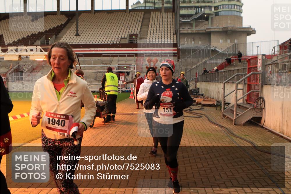 08.12.2024 - St. Pauli X-Mass-Run No. 14 Kathrin Stürmer Photography http://msf.ph/oto/7525083 08.12.2024 10:06:40 Ziel 129, 151, 165, 719, 1720, 1940, 2062, 2208, 2346, 2751, 2755, 2843, 2861, 2888, 3337, 3343 meine-sportfotos.de