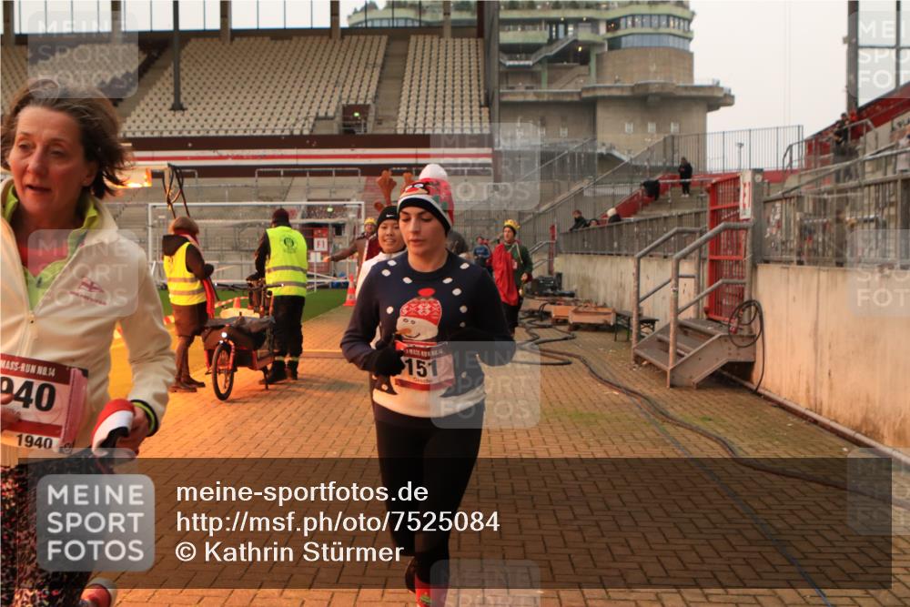 08.12.2024 - St. Pauli X-Mass-Run No. 14 Kathrin Stürmer Photography http://msf.ph/oto/7525084 08.12.2024 10:06:40 Ziel 129, 151, 165, 719, 1720, 1940, 2062, 2208, 2346, 2751, 2755, 2843, 2861, 2888, 3337, 3343 meine-sportfotos.de