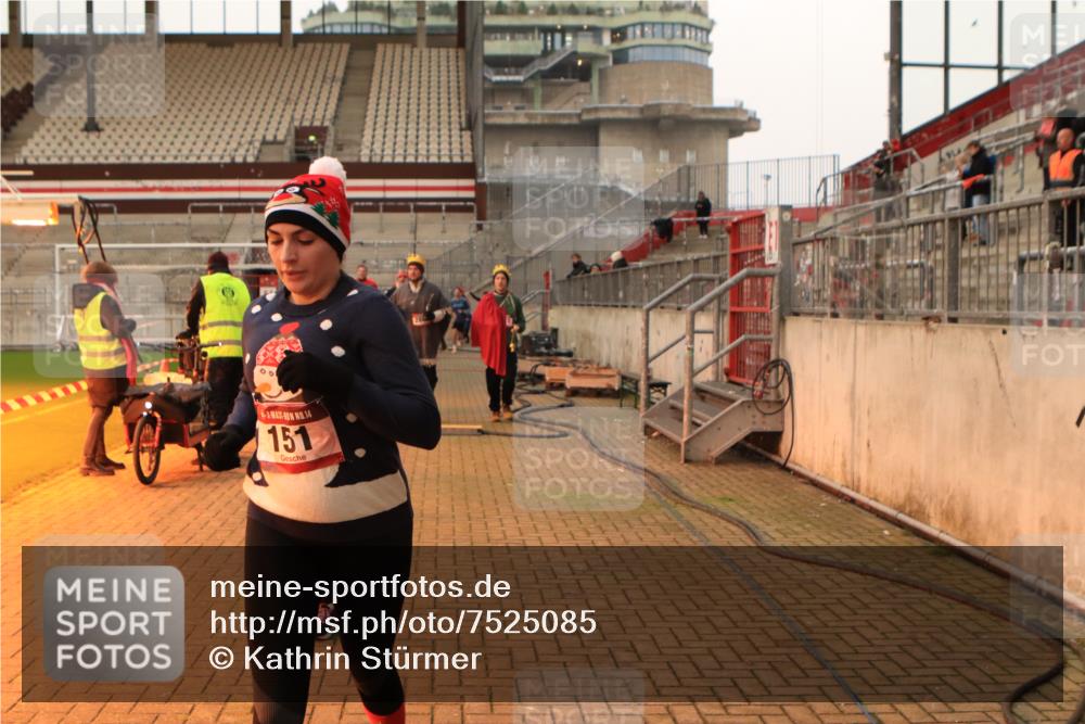 08.12.2024 - St. Pauli X-Mass-Run No. 14 Kathrin Stürmer Photography http://msf.ph/oto/7525085 08.12.2024 10:06:40 Ziel 129, 151, 165, 719, 1720, 1940, 2062, 2208, 2346, 2751, 2755, 2843, 2861, 2888, 3337, 3343 meine-sportfotos.de
