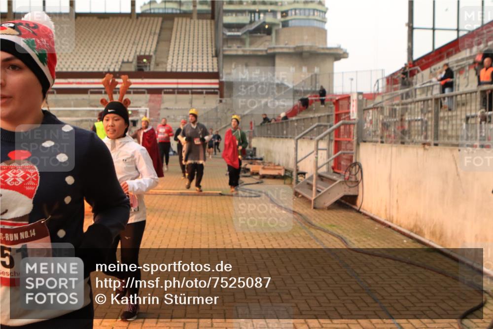08.12.2024 - St. Pauli X-Mass-Run No. 14 Kathrin Stürmer Photography http://msf.ph/oto/7525087 08.12.2024 10:06:41 Ziel 129, 151, 165, 1720, 1940, 2062, 2208, 2346, 2843, 2861, 2888, 3337, 3338, 3342, 3343 meine-sportfotos.de