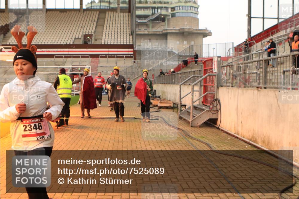 08.12.2024 - St. Pauli X-Mass-Run No. 14 Kathrin Stürmer Photography http://msf.ph/oto/7525089 08.12.2024 10:06:41 Ziel 129, 151, 165, 1720, 1940, 2062, 2208, 2346, 2843, 2861, 2888, 3337, 3338, 3342, 3343 meine-sportfotos.de