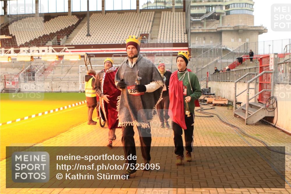 08.12.2024 - St. Pauli X-Mass-Run No. 14 Kathrin Stürmer Photography http://msf.ph/oto/7525095 08.12.2024 10:06:44 Ziel 129, 151, 165, 1007, 1720, 1940, 2062, 2208, 2212, 2346, 2843, 2861, 2888, 3338, 3342 meine-sportfotos.de