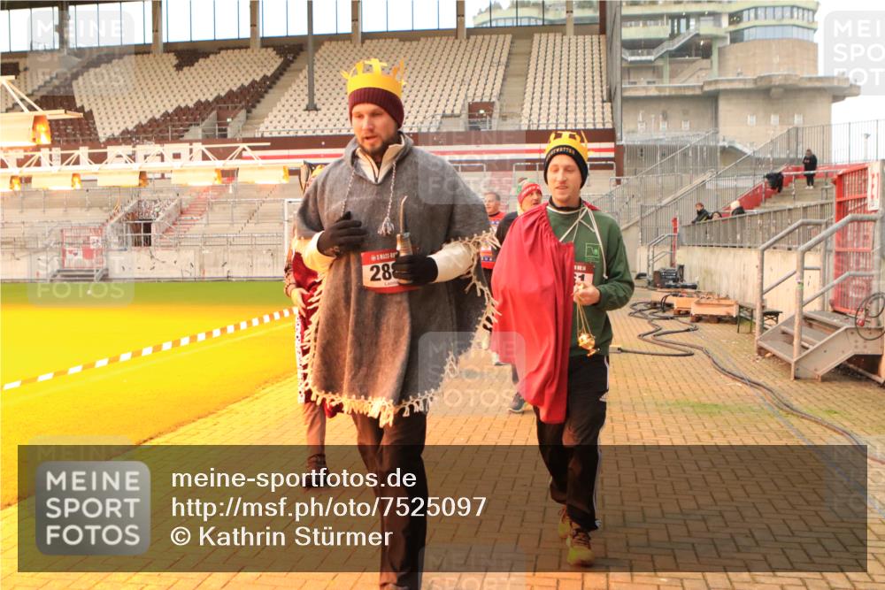 08.12.2024 - St. Pauli X-Mass-Run No. 14 Kathrin Stürmer Photography http://msf.ph/oto/7525097 08.12.2024 10:06:44 Ziel 129, 151, 165, 1007, 1720, 1940, 2062, 2208, 2212, 2346, 2843, 2861, 2888, 3338, 3342 meine-sportfotos.de