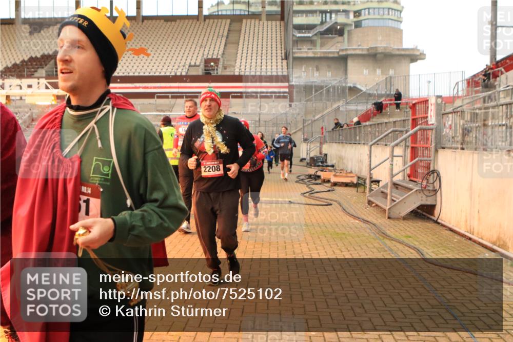 08.12.2024 - St. Pauli X-Mass-Run No. 14 Kathrin Stürmer Photography http://msf.ph/oto/7525102 08.12.2024 10:06:45 Ziel 129, 151, 165, 1007, 1720, 2099, 2208, 2212, 2346, 2843, 2861, 2888, 3338, 3342 meine-sportfotos.de