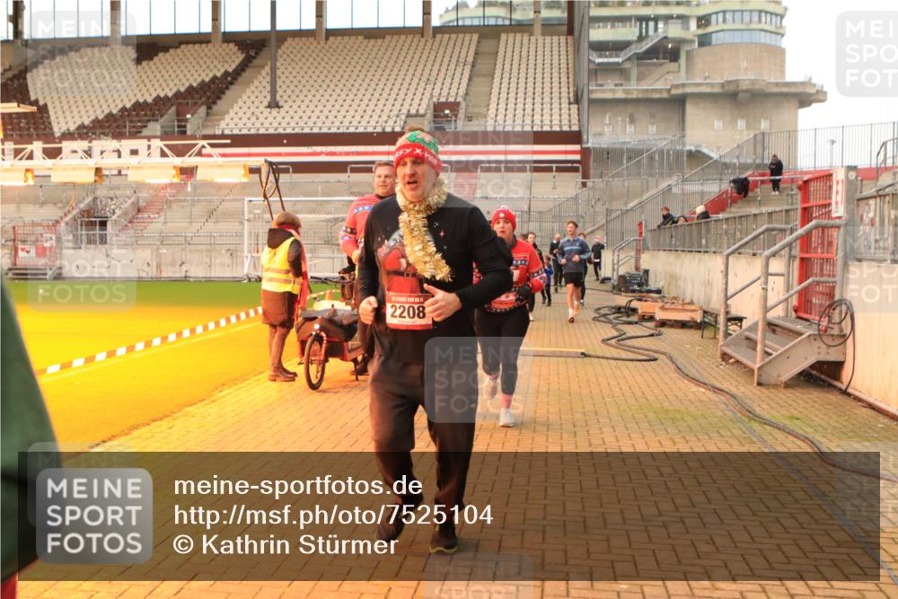 08.12.2024 - St. Pauli X-Mass-Run No. 14 Kathrin Stürmer Photography http://msf.ph/oto/7525104 08.12.2024 10:06:45 Ziel 129, 151, 165, 1007, 1720, 2099, 2208, 2212, 2346, 2843, 2861, 2888, 3338, 3342 meine-sportfotos.de