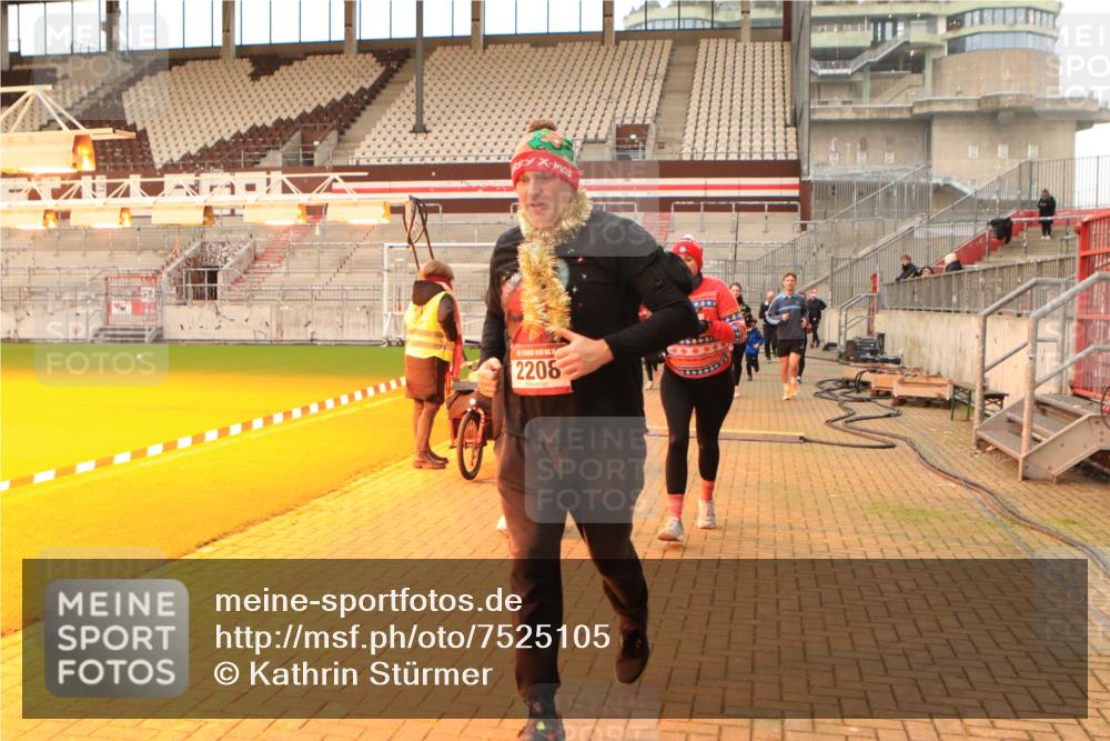 08.12.2024 - St. Pauli X-Mass-Run No. 14 Kathrin Stürmer Photography http://msf.ph/oto/7525105 08.12.2024 10:06:46 Ziel 129, 151, 165, 1007, 1720, 2099, 2208, 2212, 2346, 2843, 2861, 2888, 3338, 3342 meine-sportfotos.de