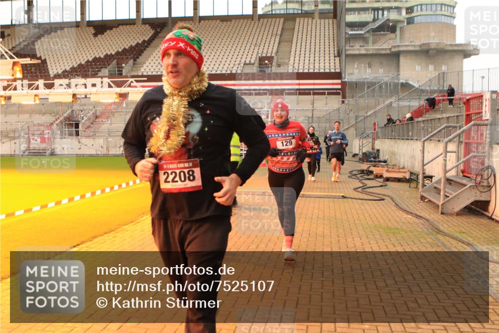 08.12.2024 - St. Pauli X-Mass-Run No. 14 Kathrin Stürmer Photography http://msf.ph/oto/7525107 08.12.2024 10:06:46 Ziel 129, 151, 165, 1007, 1720, 2099, 2208, 2212, 2346, 2843, 2861, 2888, 3338, 3342 meine-sportfotos.de