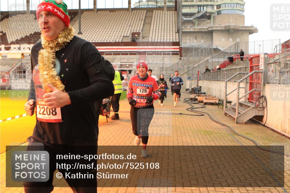 08.12.2024 - St. Pauli X-Mass-Run No. 14 Kathrin Stürmer Photography http://msf.ph/oto/7525108 08.12.2024 10:06:46 Ziel 129, 151, 165, 1007, 1720, 2099, 2208, 2212, 2346, 2843, 2861, 2888, 3338, 3342 meine-sportfotos.de