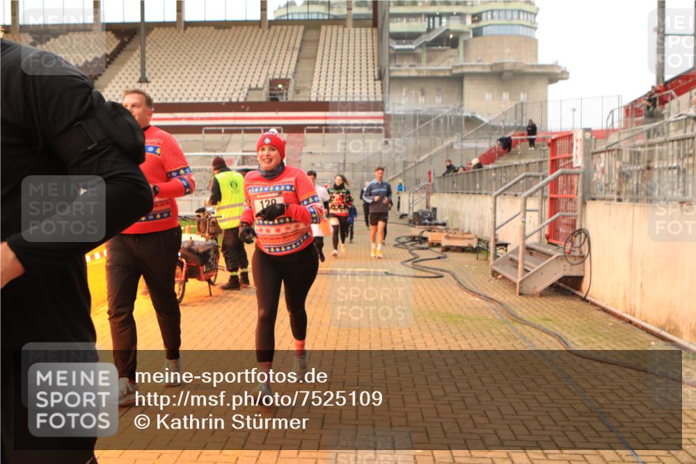 08.12.2024 - St. Pauli X-Mass-Run No. 14 Kathrin Stürmer Photography http://msf.ph/oto/7525109 08.12.2024 10:06:46 Ziel 129, 151, 165, 1007, 1720, 2099, 2208, 2212, 2346, 2843, 2861, 2888, 3338, 3342 meine-sportfotos.de