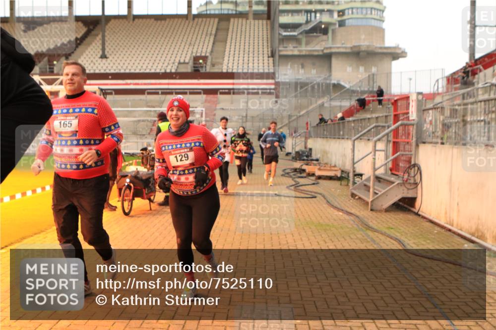 08.12.2024 - St. Pauli X-Mass-Run No. 14 Kathrin Stürmer Photography http://msf.ph/oto/7525110 08.12.2024 10:06:47 Ziel 129, 151, 165, 1007, 1720, 2099, 2208, 2212, 2346, 2843, 2861, 2888, 3338, 3342 meine-sportfotos.de