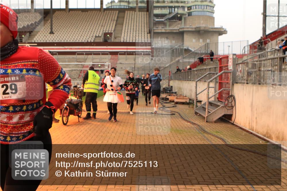 08.12.2024 - St. Pauli X-Mass-Run No. 14 Kathrin Stürmer Photography http://msf.ph/oto/7525113 08.12.2024 10:06:48 Ziel 129, 151, 165, 1007, 1124, 1720, 2099, 2208, 2212, 2346, 2843, 2861, 2888, 3338, 3342 meine-sportfotos.de