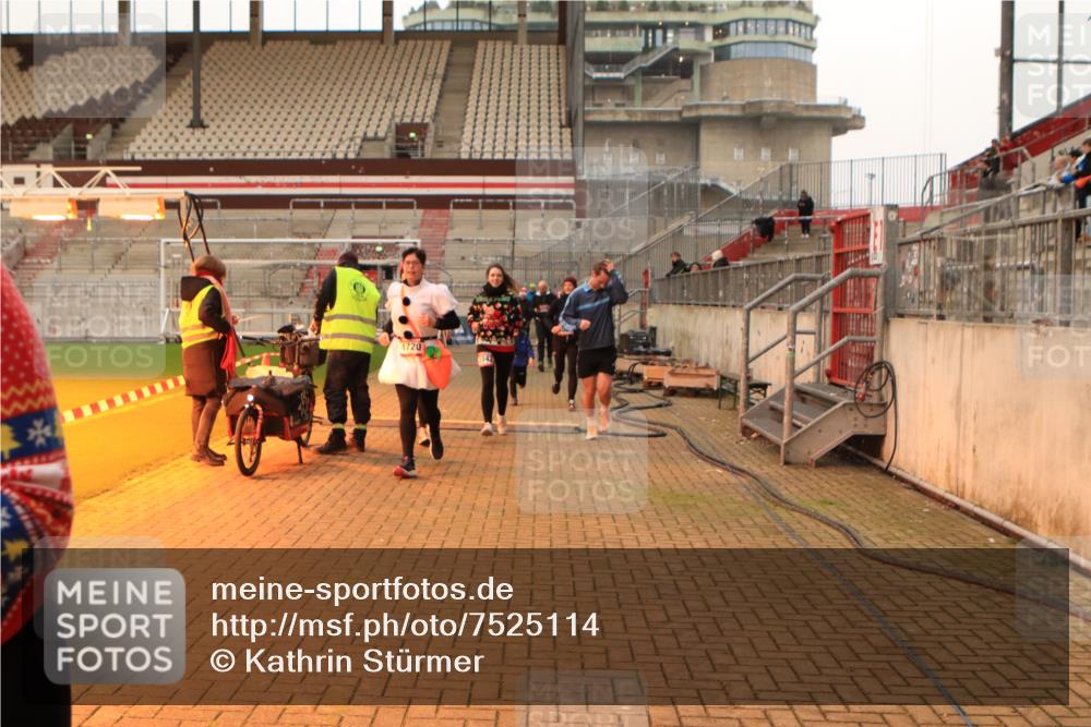 08.12.2024 - St. Pauli X-Mass-Run No. 14 Kathrin Stürmer Photography http://msf.ph/oto/7525114 08.12.2024 10:06:48 Ziel 129, 151, 165, 1007, 1124, 1720, 2099, 2208, 2212, 2346, 2843, 2861, 2888, 3338, 3342 meine-sportfotos.de
