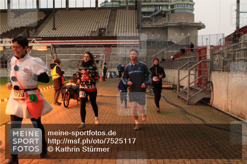 08.12.2024 - St. Pauli X-Mass-Run No. 14 Kathrin Stürmer Photography http://msf.ph/oto/7525117 08.12.2024 10:06:50 Ziel 129, 151, 165, 892, 1007, 1124, 1426, 1720, 2099, 2208, 2212, 2346, 2843, 2861, 2888, 3153, 3338, 3342 meine-sportfotos.de